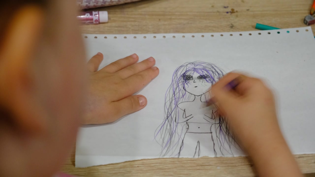 女孩，少女在画素描，哭泣的女孩。手绘动漫人物，悲伤的女孩，情绪化。青年文化视频素材画面2