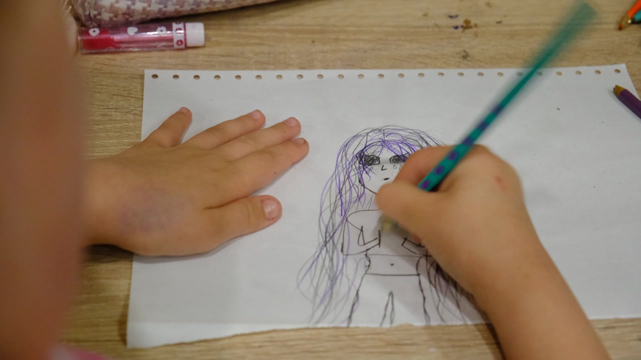 女孩，少女在画素描，哭泣的女孩。手绘动漫人物，悲伤的女孩，情绪化。青年文化视频素材画面3
