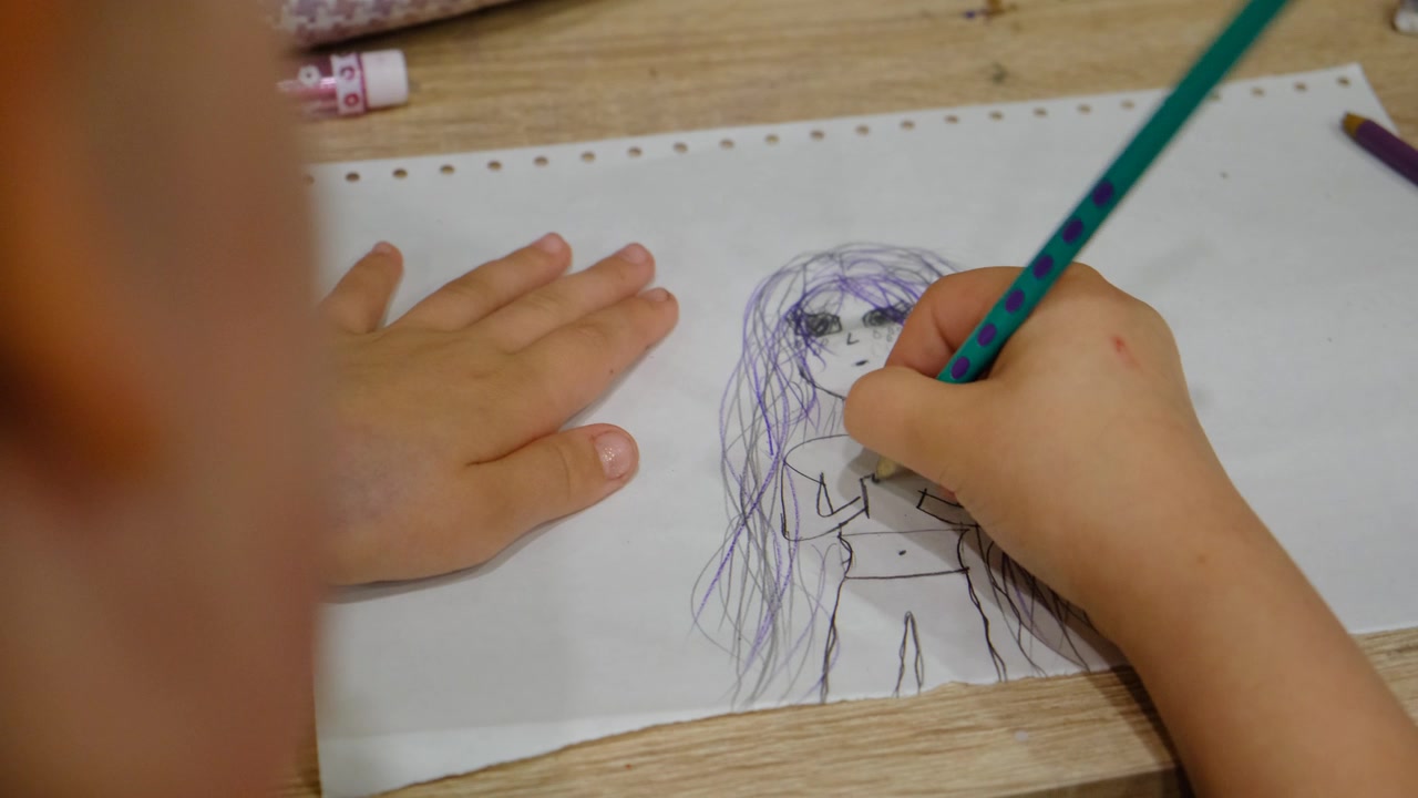 女孩，少女在画素描，哭泣的女孩。手绘动漫人物，悲伤的女孩，情绪化。青年文化视频素材画面4