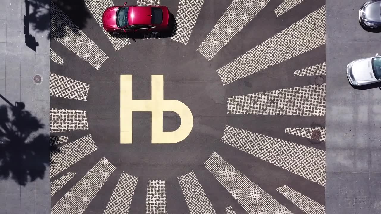 赫莫萨海滩彩绘人行横道的航拍无人机视频视频素材画面1