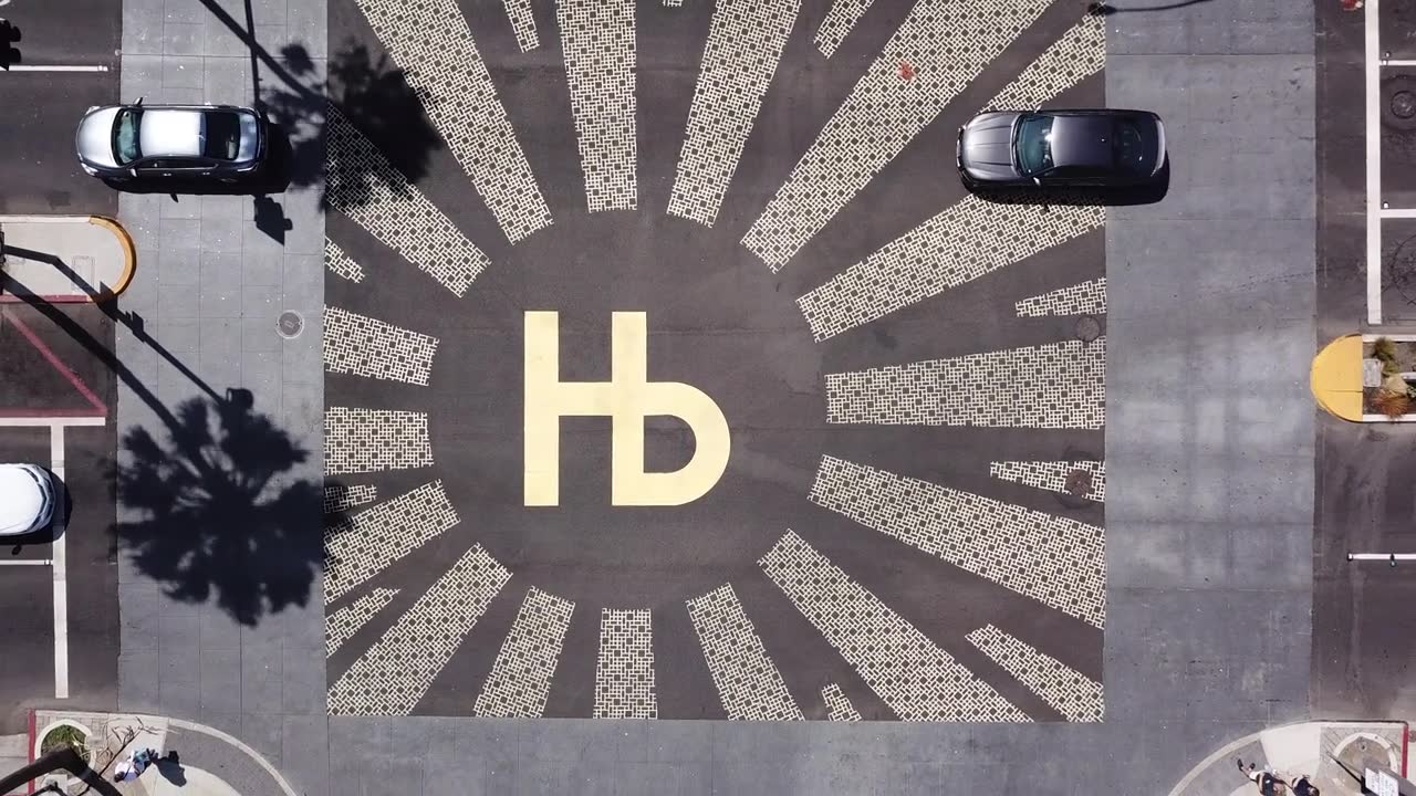 赫莫萨海滩彩绘人行横道的航拍无人机视频视频素材画面2