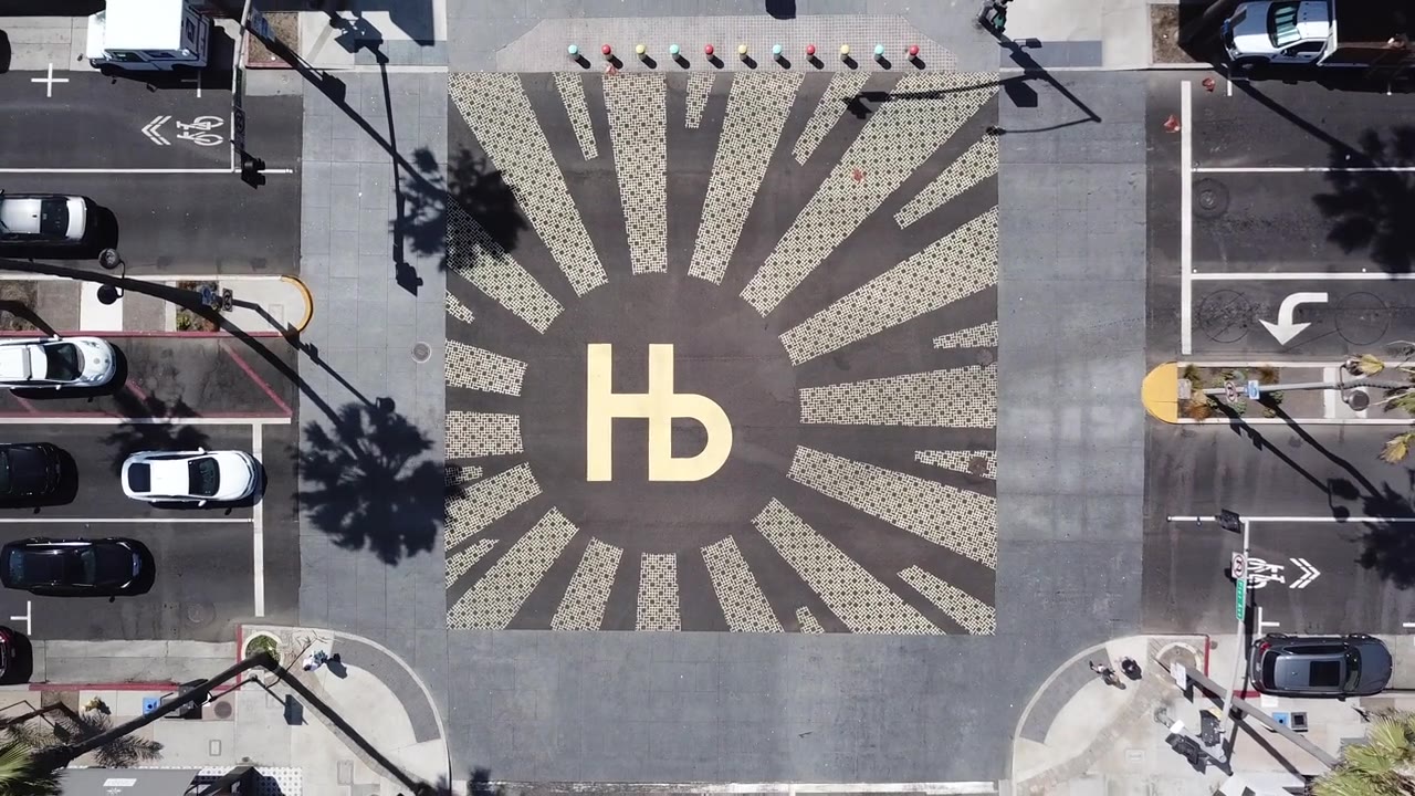 赫莫萨海滩彩绘人行横道的航拍无人机视频视频素材画面3