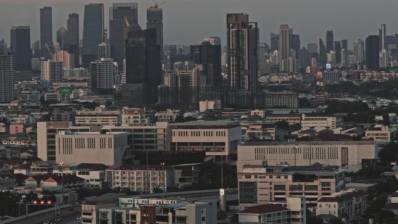 城市景观在朦胧的天空下扩张视频素材画面1