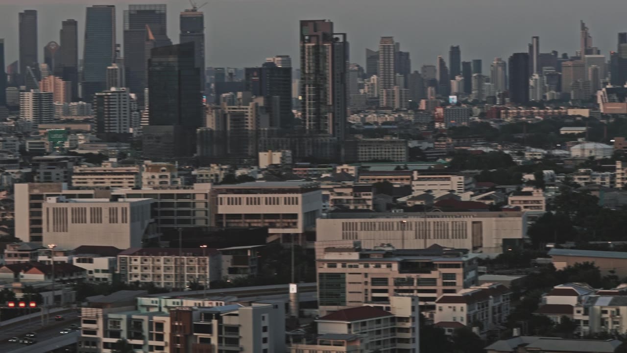 城市景观在朦胧的天空下扩张视频素材画面2