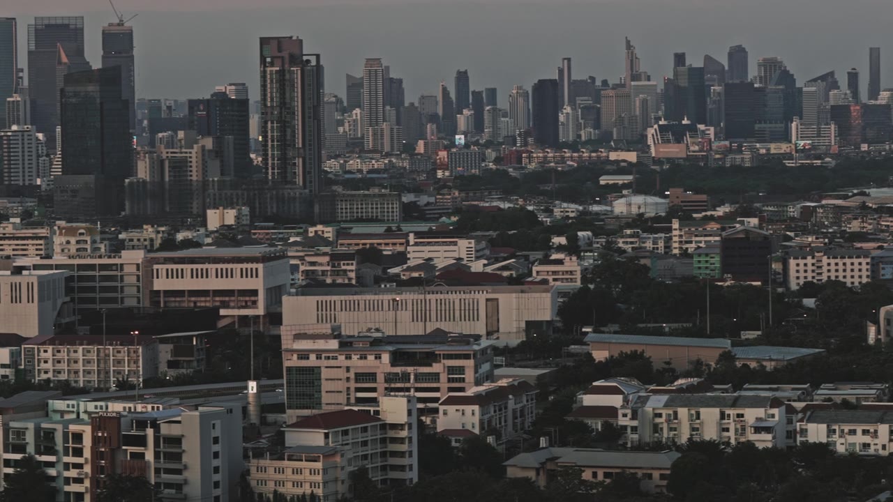城市景观在朦胧的天空下扩张视频素材画面4