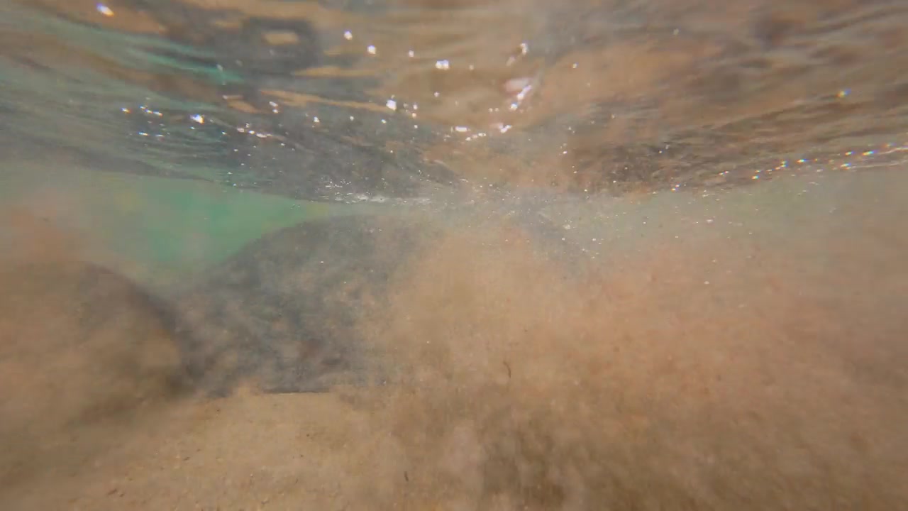 水下场景：一只鳐鱼静止不动，温顺的鳐鱼躺在海底，周围有平静的倒影。视频素材画面4