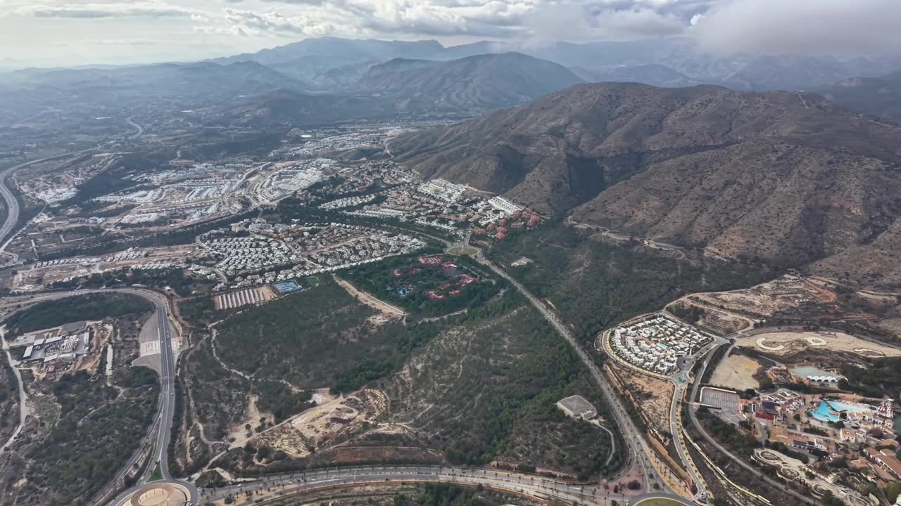 延绵的道路连接着住宅与自然，高架公路将住宅区与风景优美的景色融为一体视频素材画面1