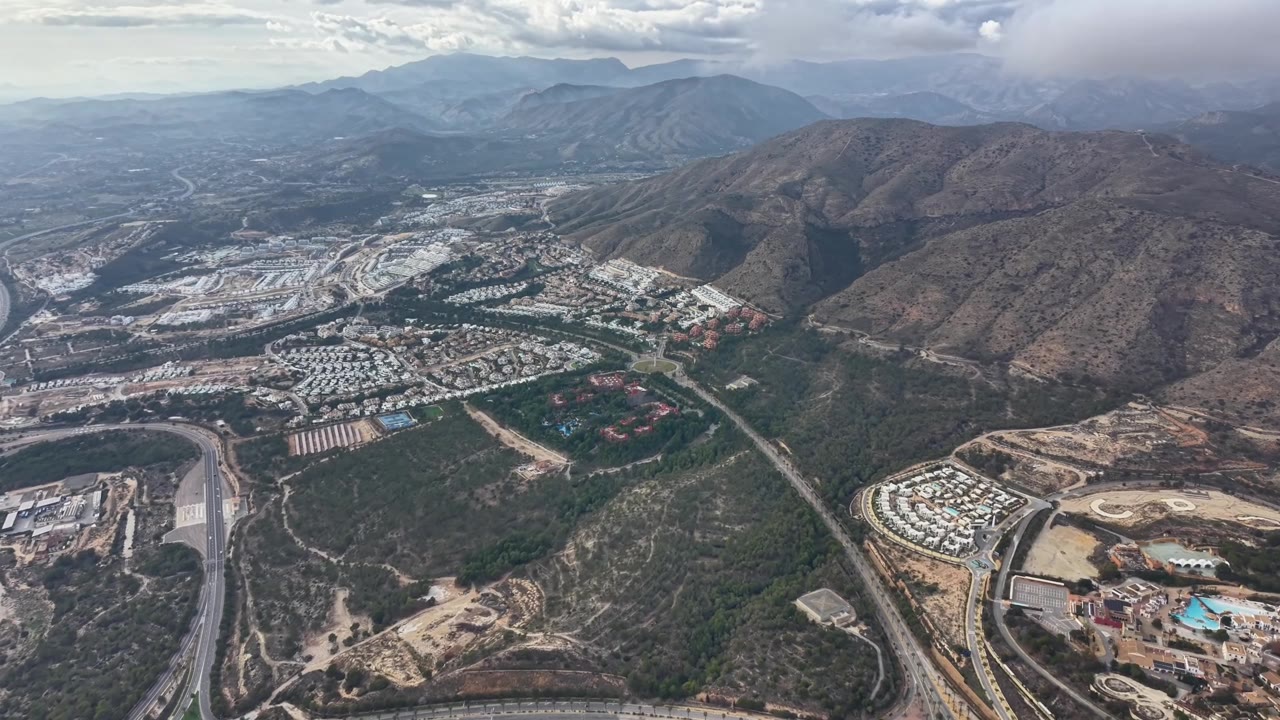 延绵的道路连接着住宅与自然，高架公路将住宅区与风景优美的景色融为一体视频素材画面2