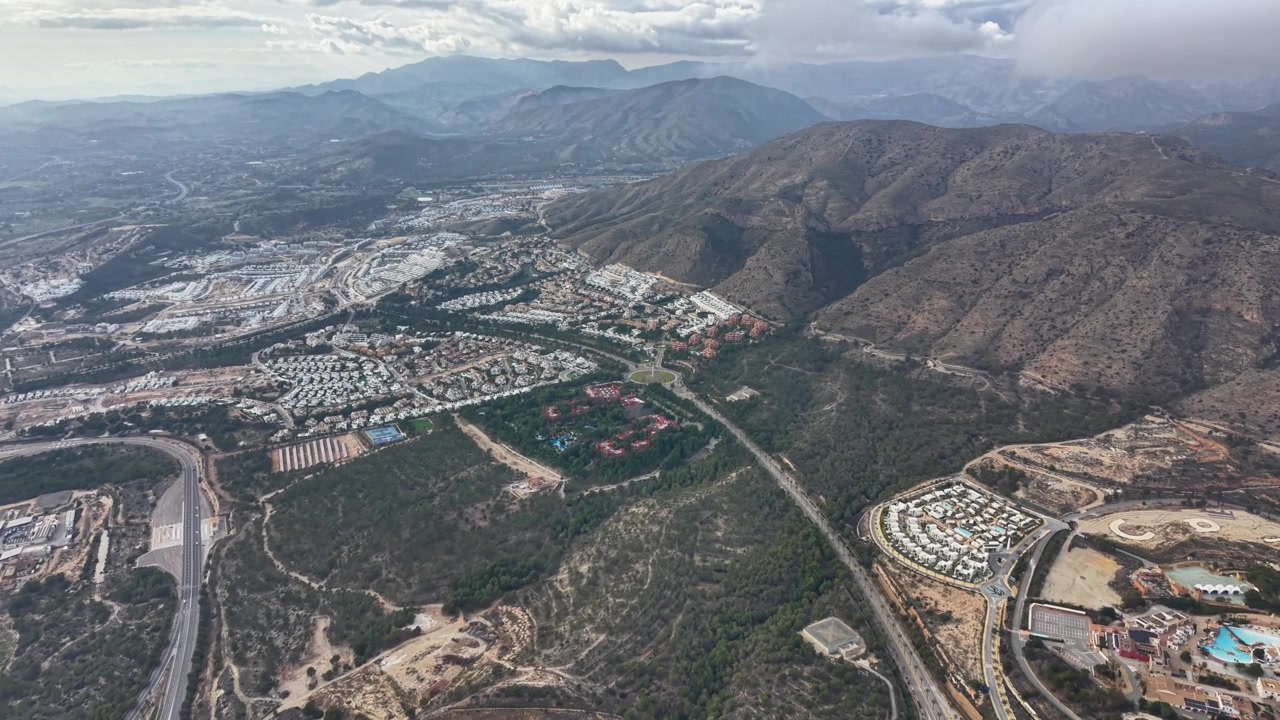 延绵的道路连接着住宅与自然，高架公路将住宅区与风景优美的景色融为一体视频素材画面3