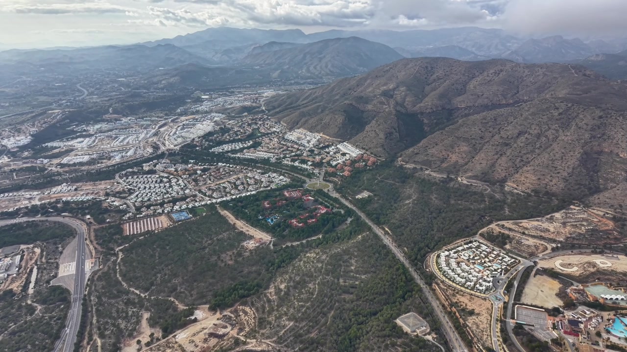延绵的道路连接着住宅与自然，高架公路将住宅区与风景优美的景色融为一体视频素材画面4