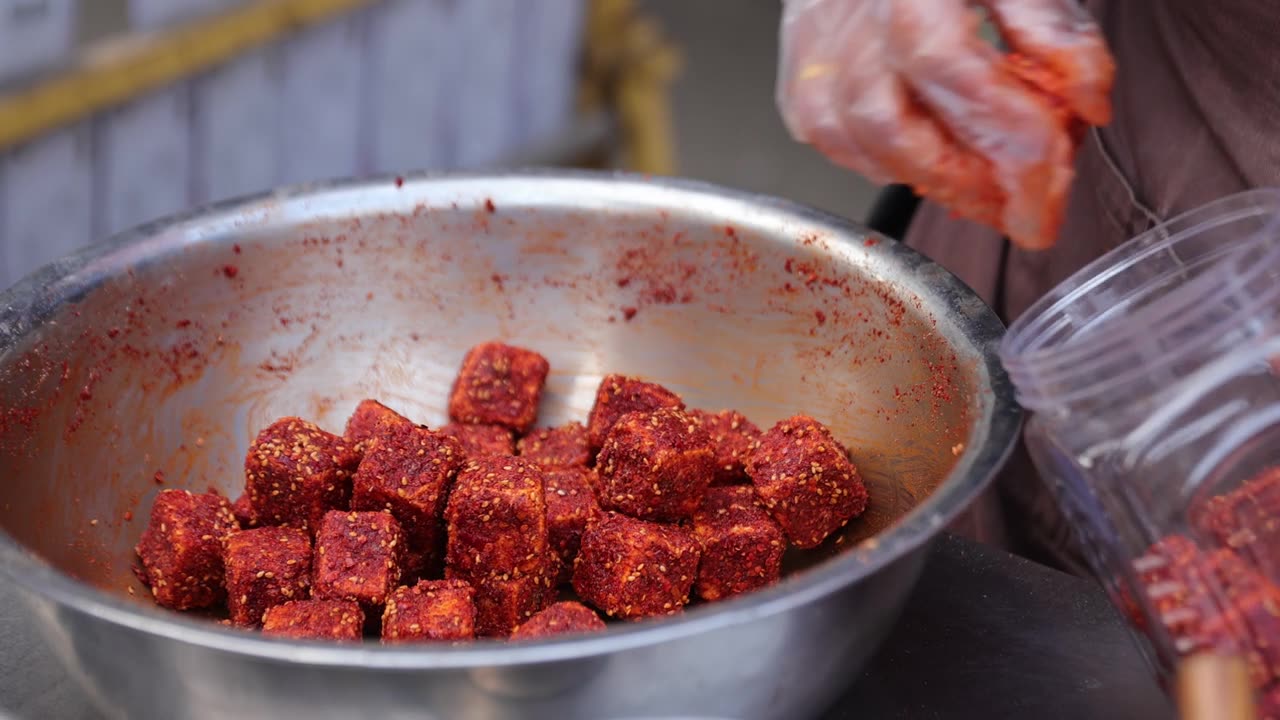中国街头售卖的毛豆腐（俗称毛豆腐）。视频素材画面1