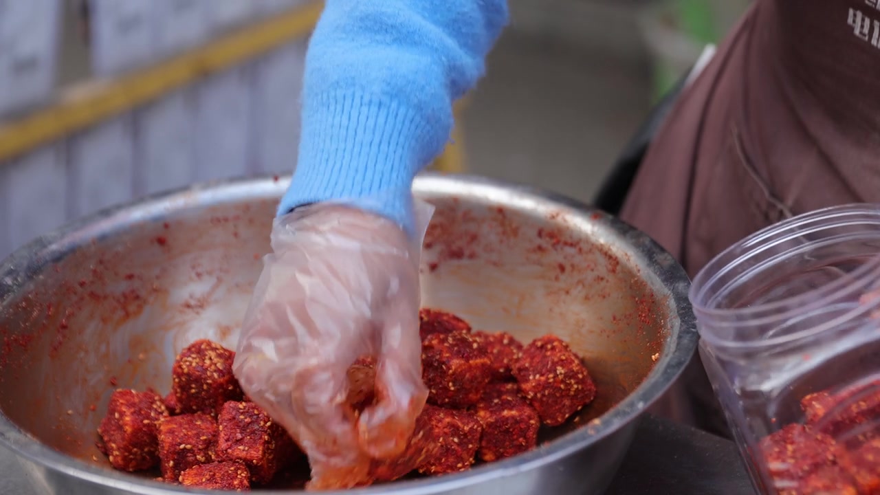 中国街头售卖的毛豆腐（俗称毛豆腐）。视频素材画面2