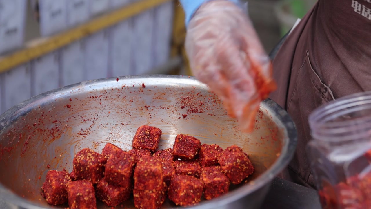 中国街头售卖的毛豆腐（俗称毛豆腐）。视频素材画面3