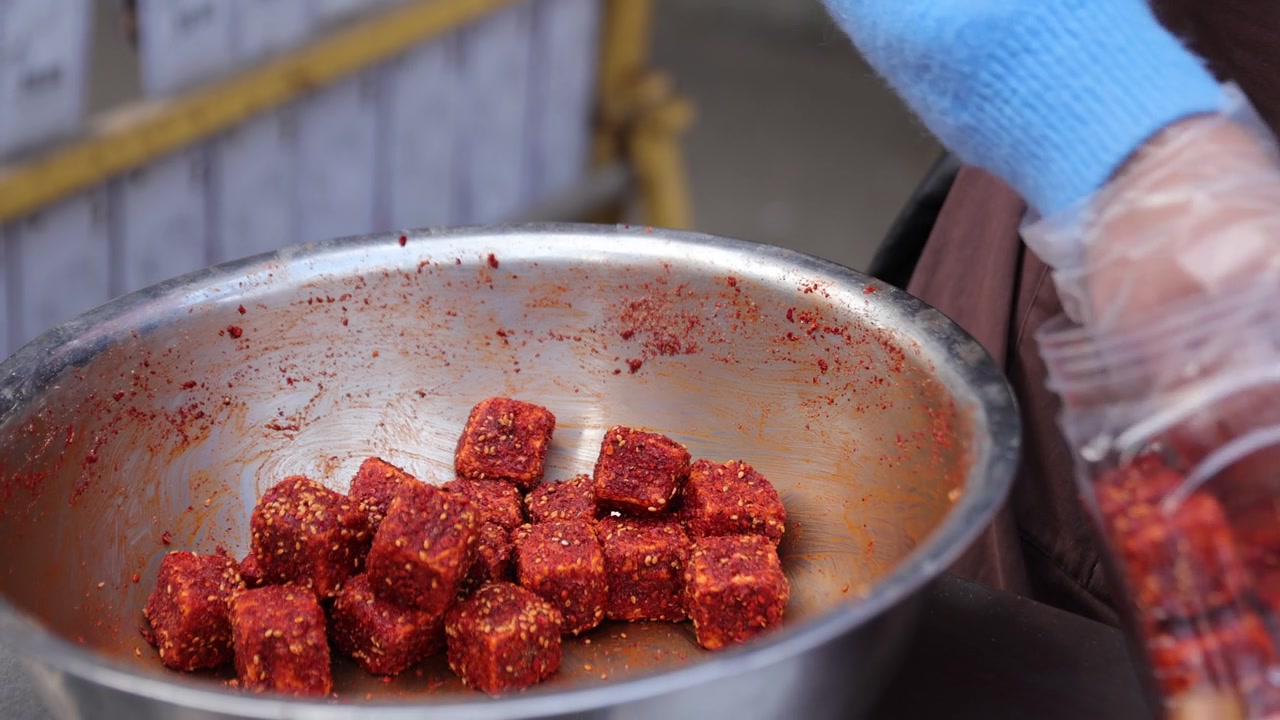 中国街头售卖的毛豆腐（俗称毛豆腐）。视频素材画面4
