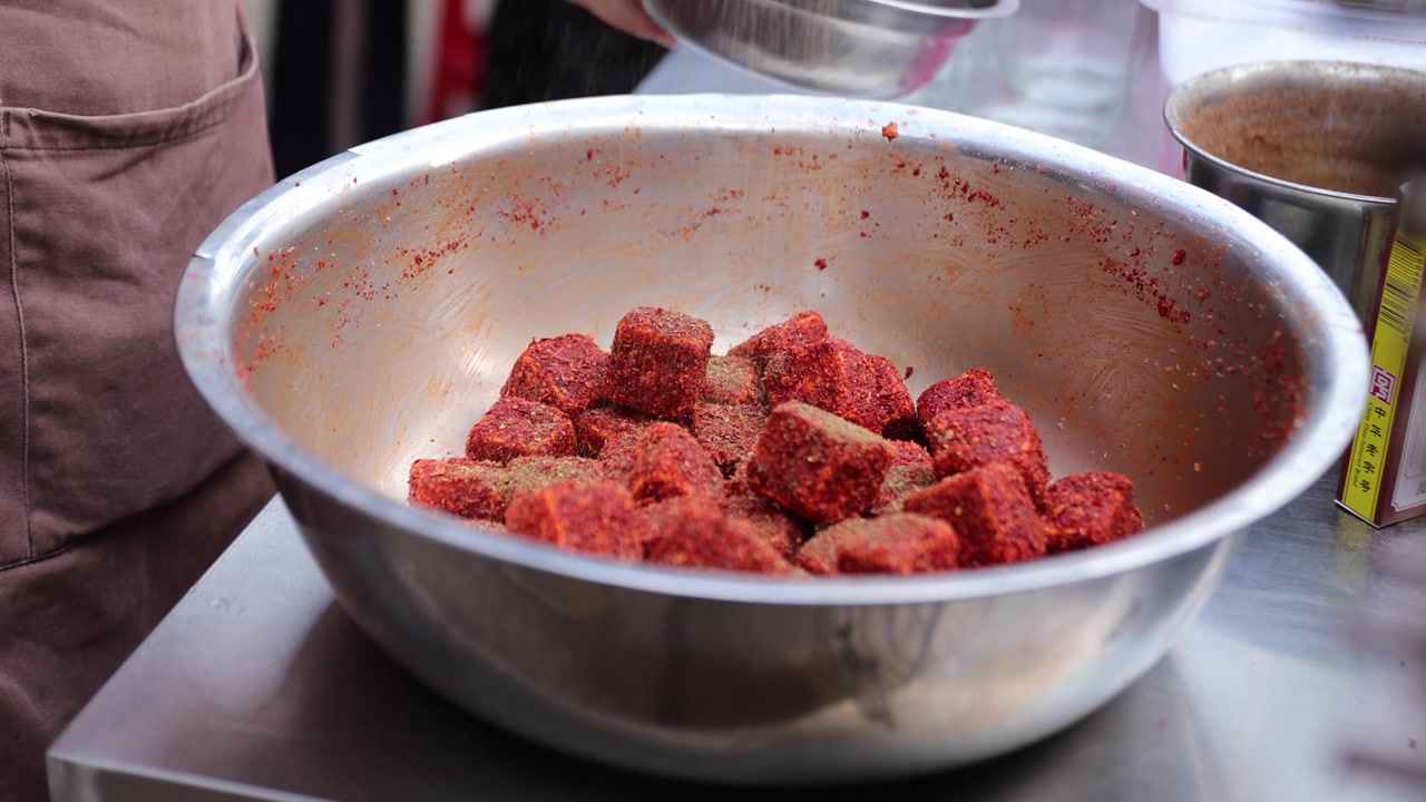 中国街头售卖的毛豆腐视频素材画面2