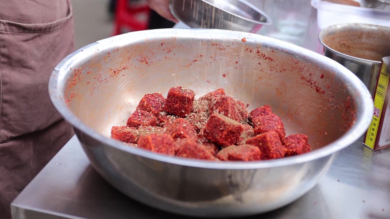 中国街头售卖的毛豆腐视频素材画面4