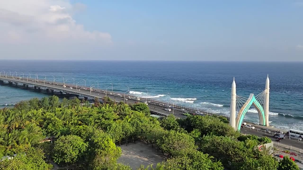萨纳姆勒桥，又称中马友谊大桥，是马尔代夫第一座跨岛大桥。航拍视角视频素材画面1