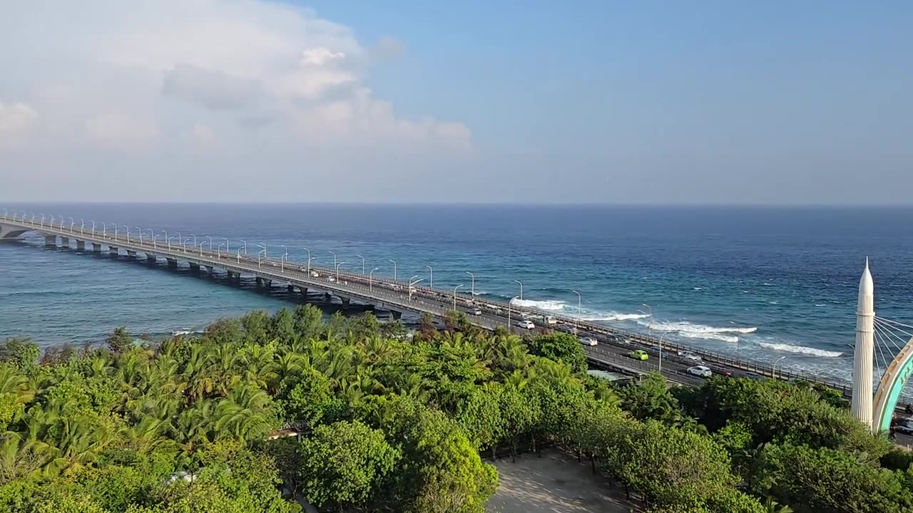 萨纳姆勒桥，又称中马友谊大桥，是马尔代夫第一座跨岛大桥。航拍视角视频素材画面2