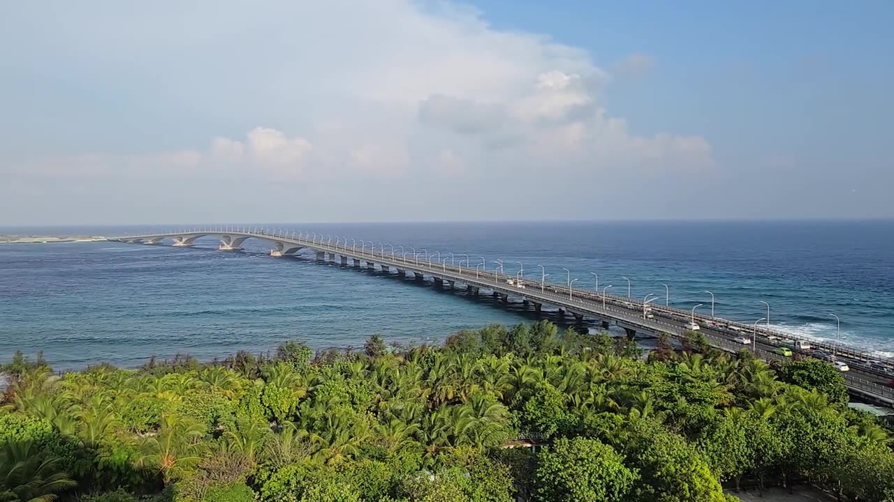 萨纳姆勒桥，又称中马友谊大桥，是马尔代夫第一座跨岛大桥。航拍视角视频素材画面4