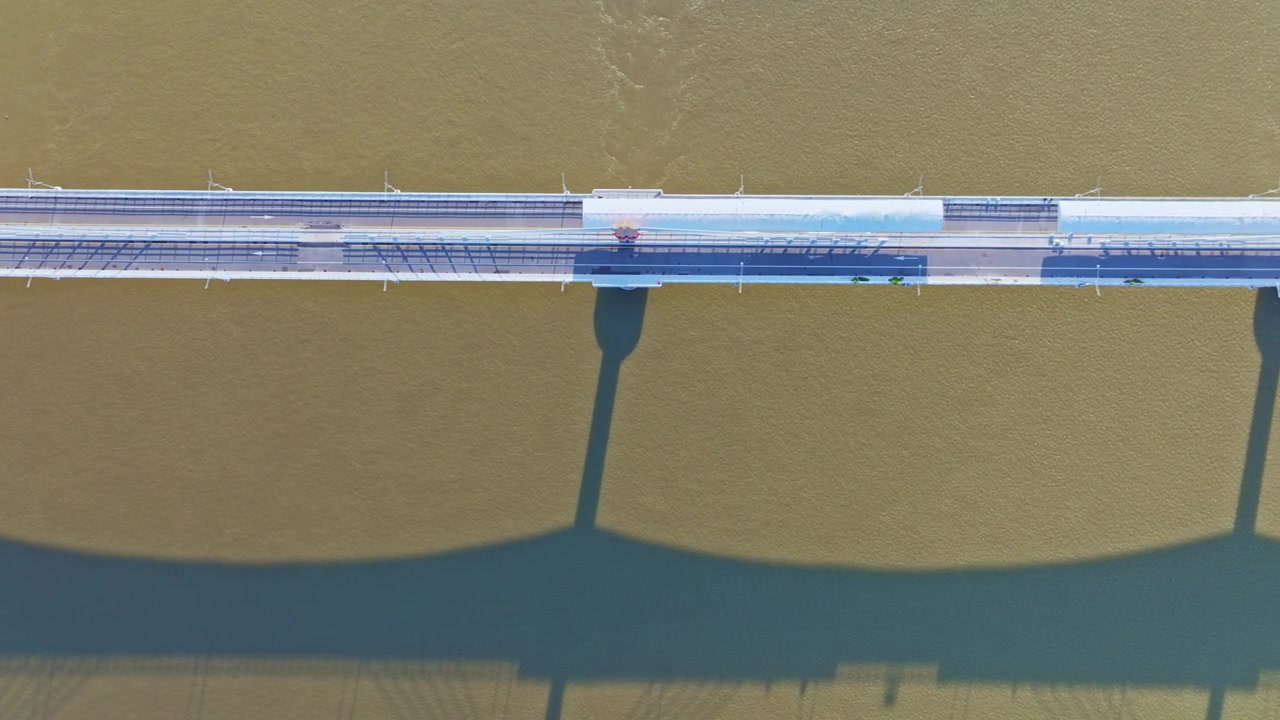 第五座泰老友谊大桥上，自然与工程的和谐统一视频素材画面2