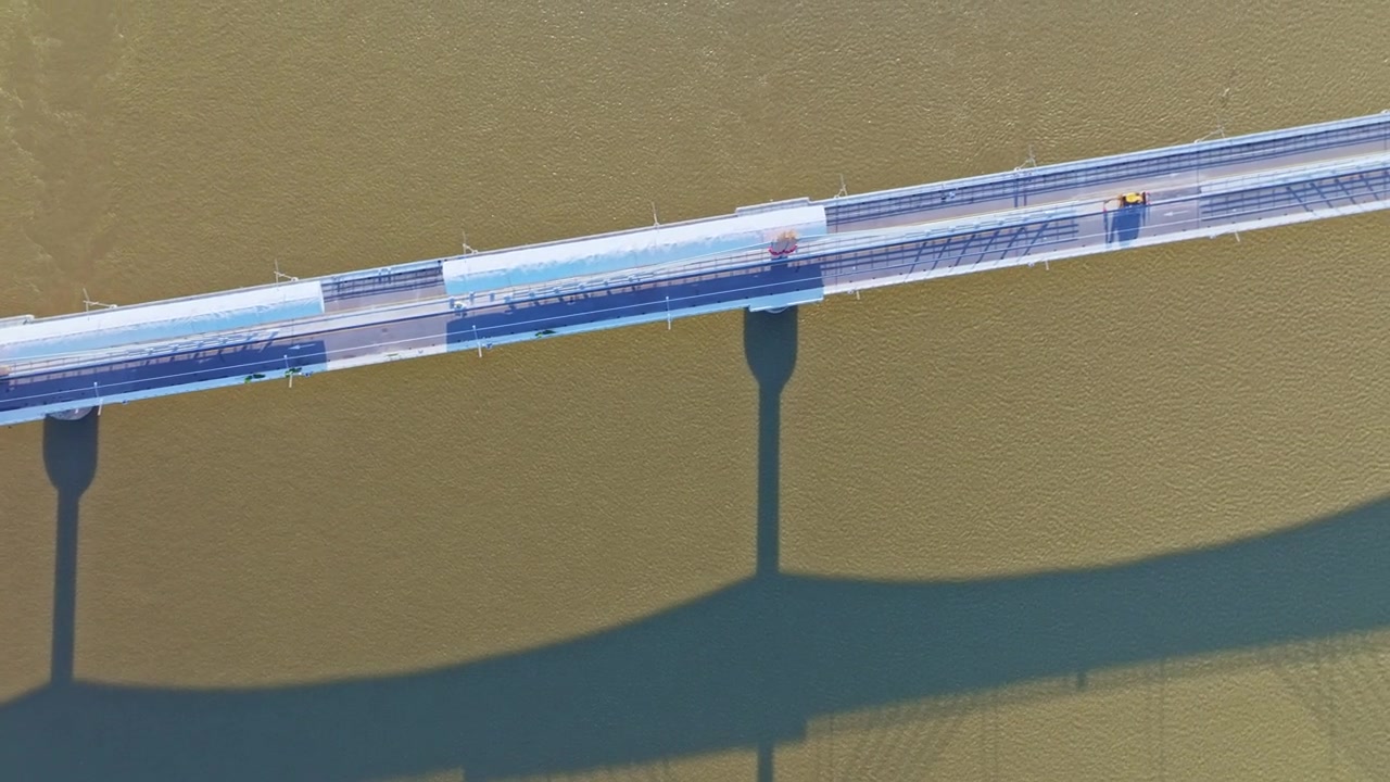 第五座泰老友谊大桥上，自然与工程的和谐统一视频素材画面4