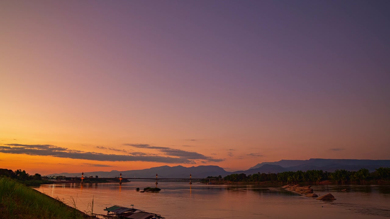延时摄影：湄公河与泰老友谊大桥的风景日落景象视频素材画面1