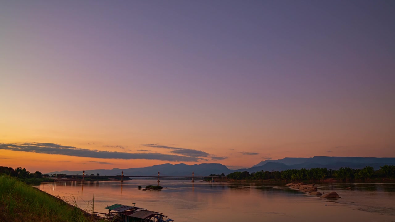延时摄影：湄公河与泰老友谊大桥的风景日落景象视频素材画面2