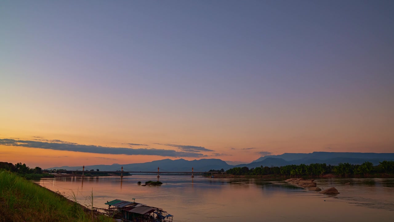 延时摄影：湄公河与泰老友谊大桥的风景日落景象视频素材画面3