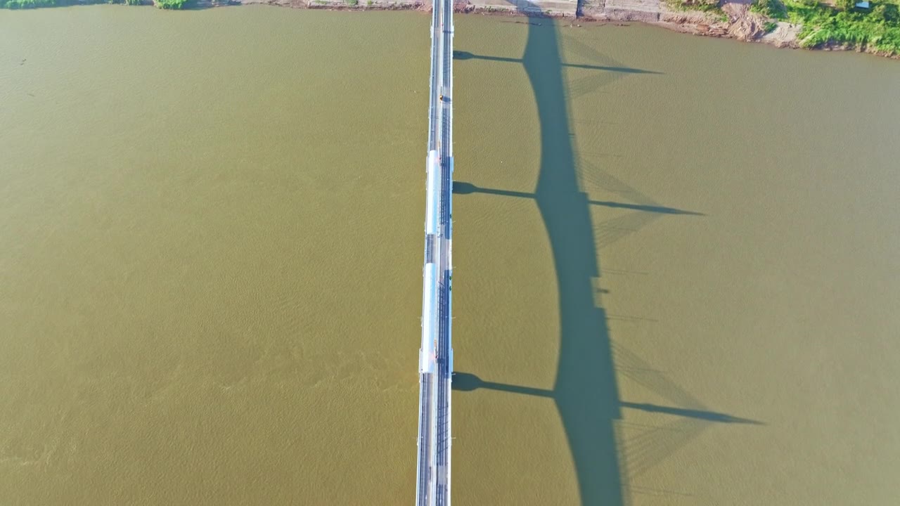 泰国-老挝第5友谊大桥上空的美丽日出航拍视频素材画面1