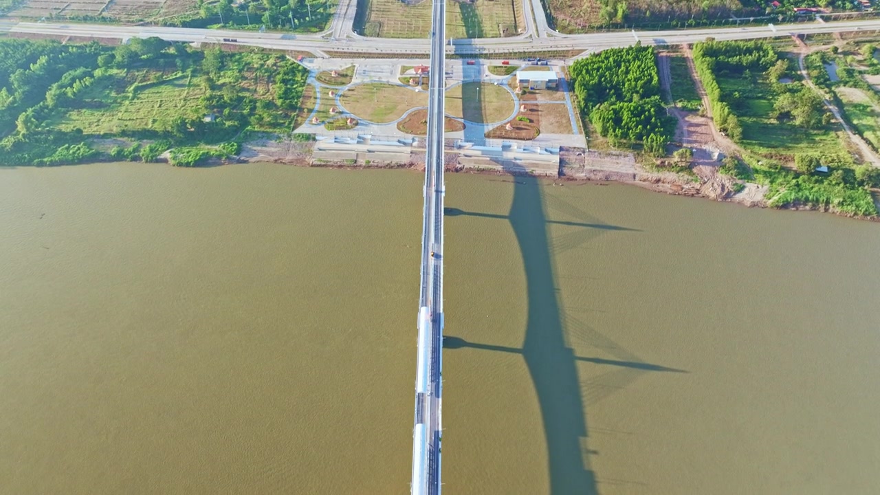 泰国-老挝第5友谊大桥上空的美丽日出航拍视频素材画面2