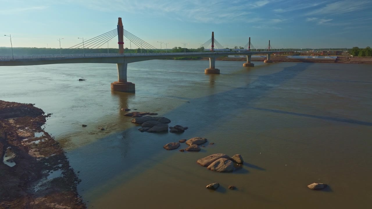空中俯瞰泰国-老挝第五友谊大桥上空美丽的日出视频素材画面1