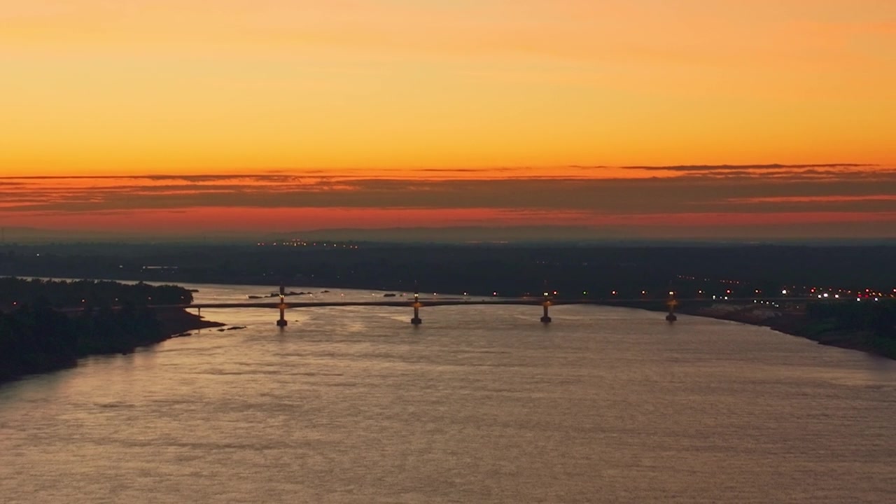 泰国老挝友谊大桥5号上空，美丽的日出航拍景象视频素材画面4