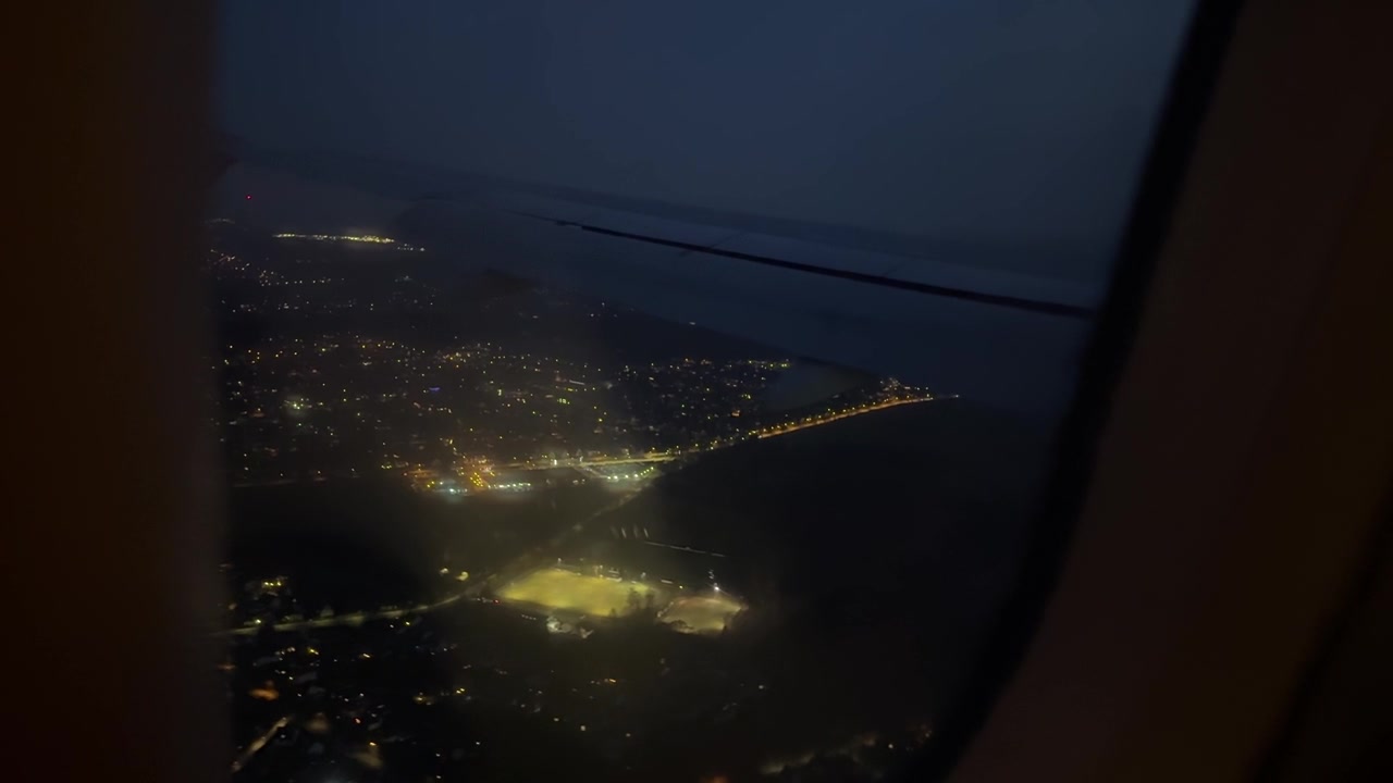 从飞机窗户拍摄的飞行中城市夜景航拍视频素材画面2