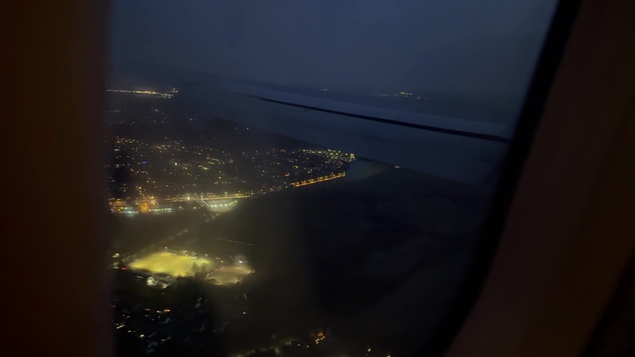 从飞机窗户拍摄的飞行中城市夜景航拍视频素材画面3