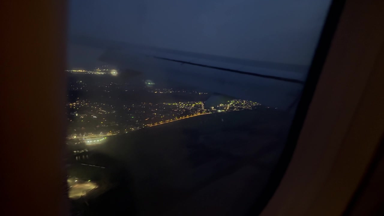 从飞机窗户拍摄的飞行中城市夜景航拍视频素材画面4