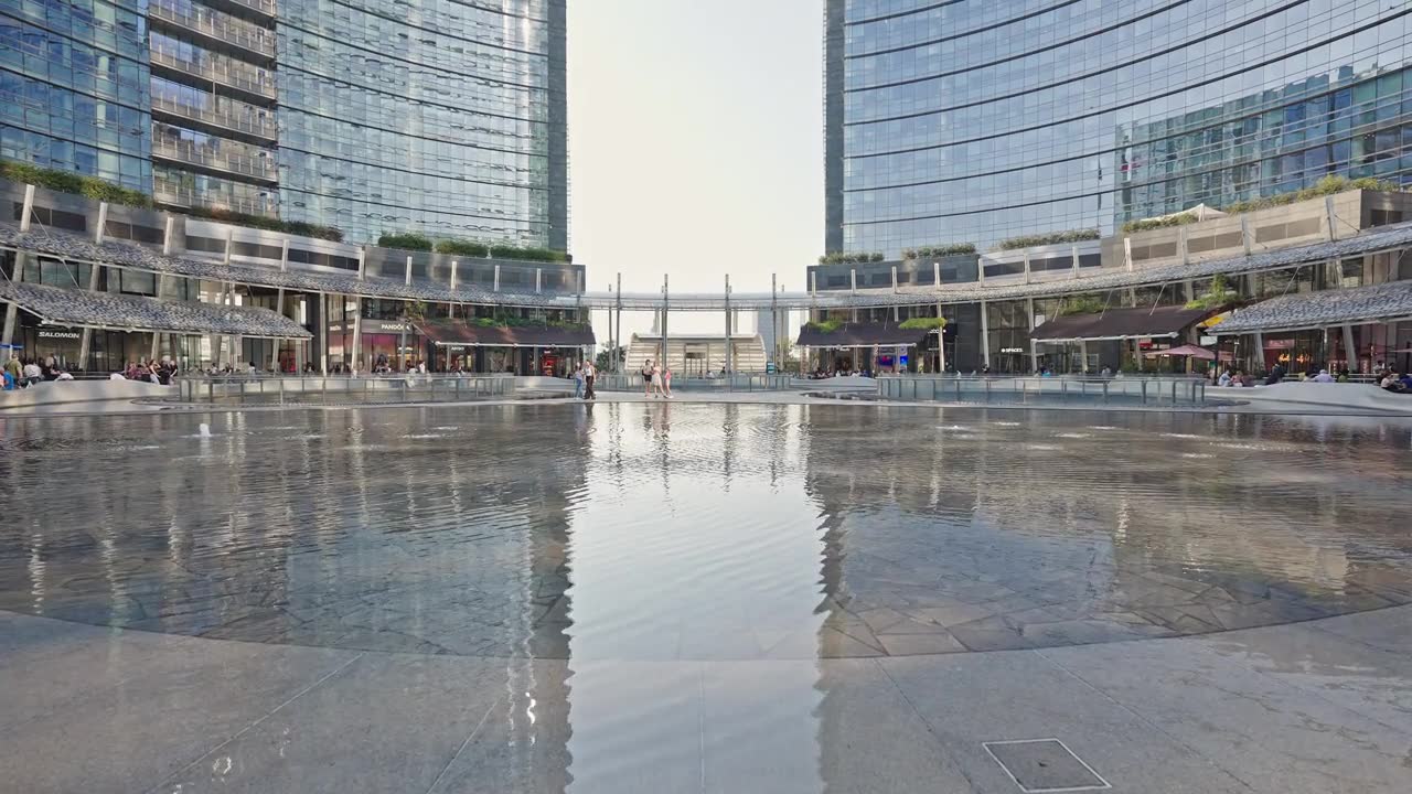 米兰的盖·奥兰迪广场，带有反光水景和现代建筑视频素材画面1