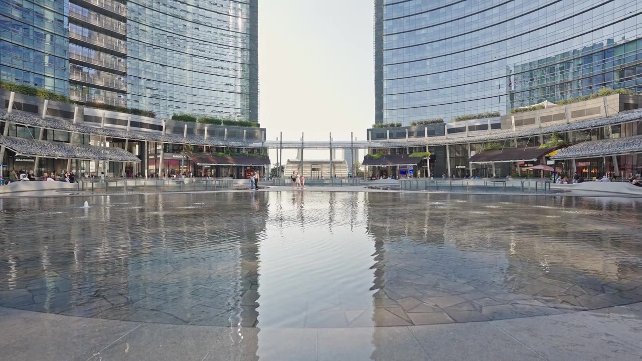 米兰的盖·奥兰迪广场，带有反光水景和现代建筑视频素材画面2