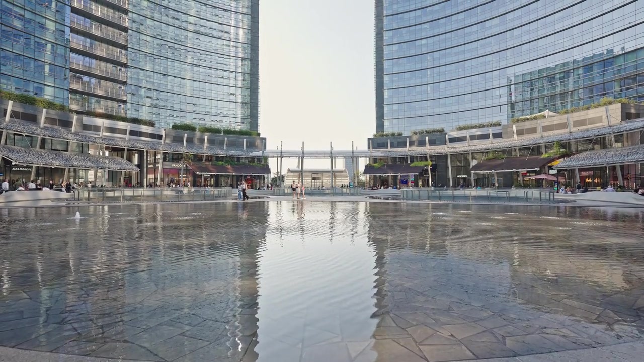 米兰的盖·奥兰迪广场，带有反光水景和现代建筑视频素材画面3