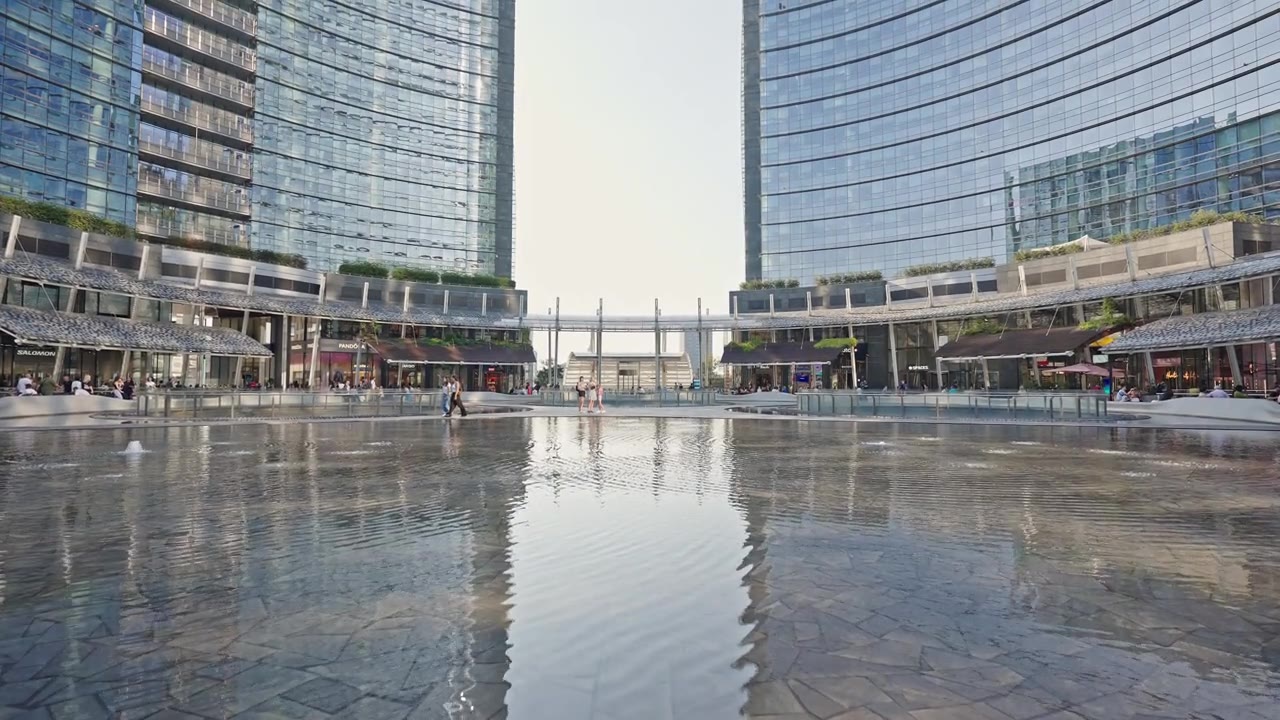 米兰的盖·奥兰迪广场，带有反光水景和现代建筑视频素材画面4