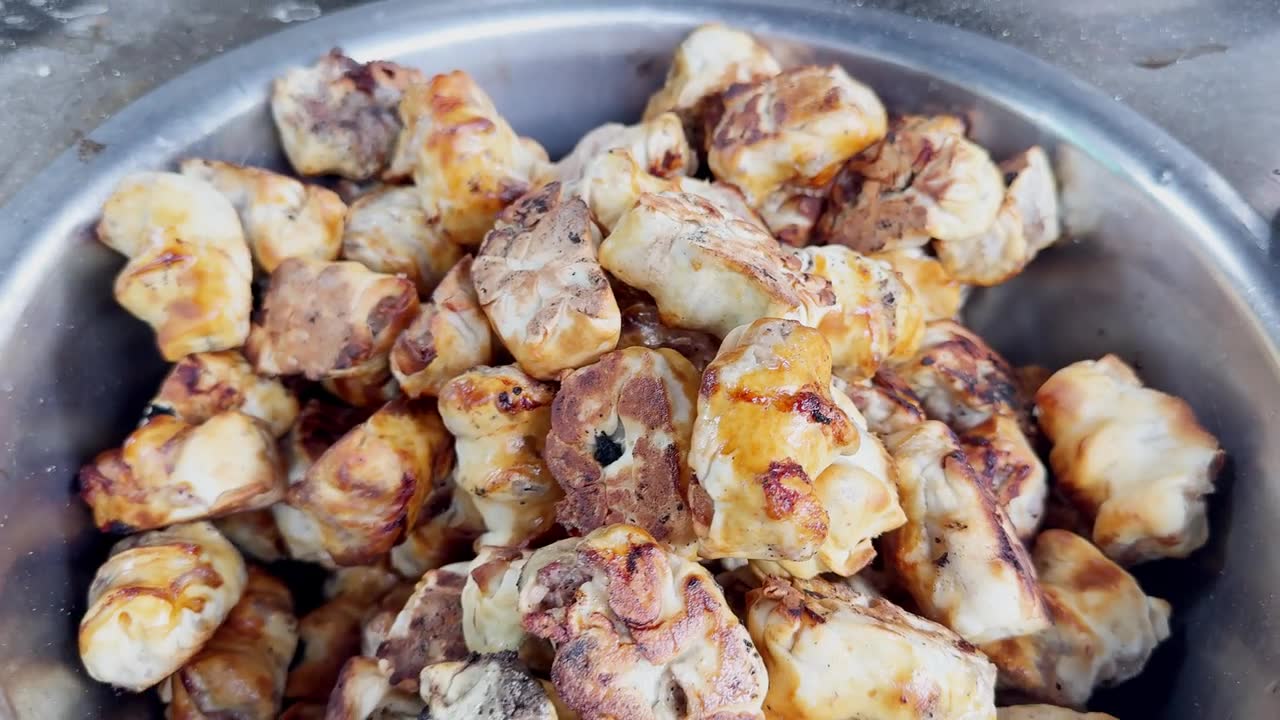 戈壁瓜尔，新疆传统维吾尔族面食，新疆美食，中国菜。视频素材画面1