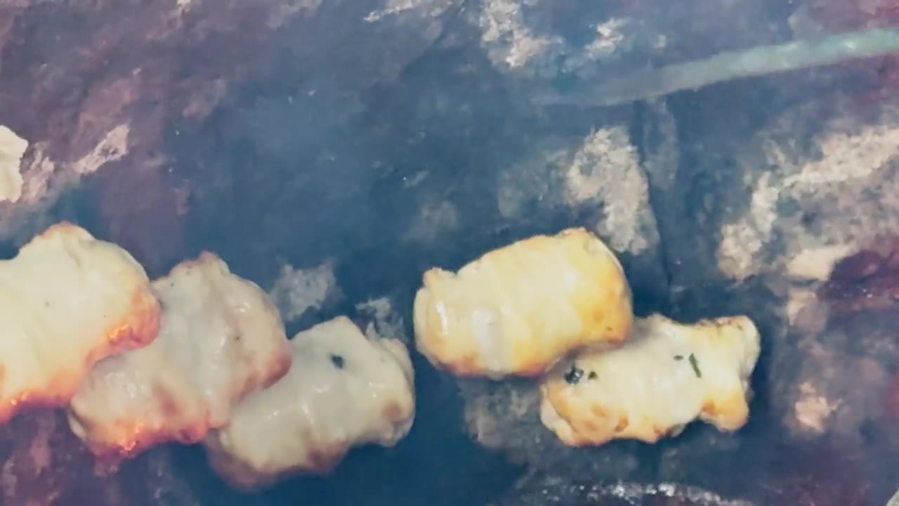 戈什噶尔达，新疆传统维吾尔族面食，新疆美食，中国菜。视频素材画面1