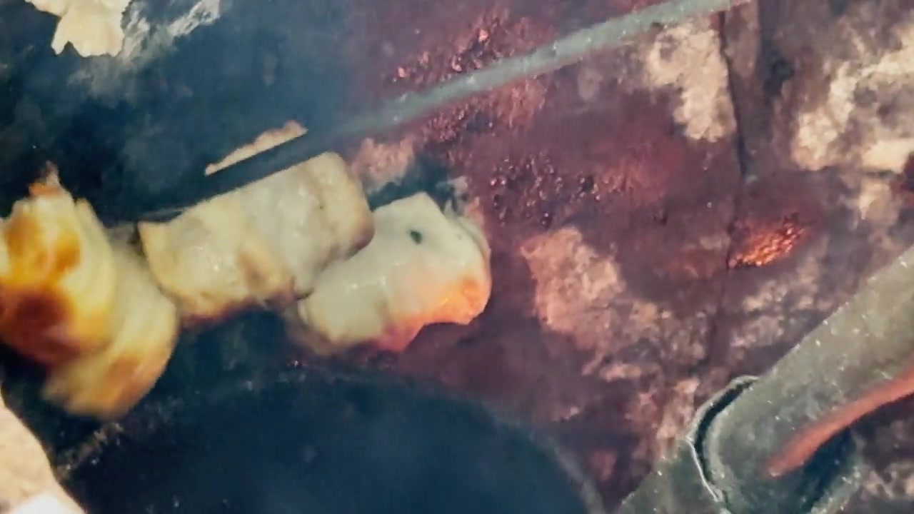 戈什噶尔达，新疆传统维吾尔族面食，新疆美食，中国菜。视频素材画面3