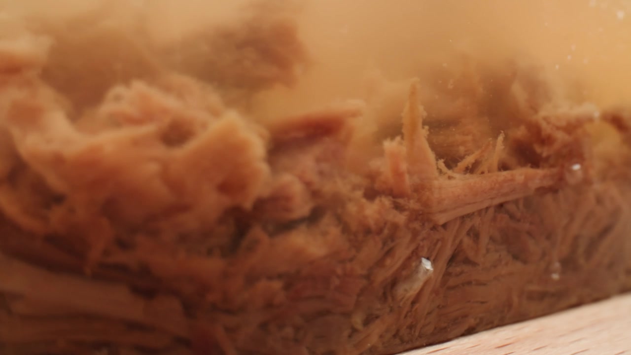 肉冻，斯拉夫美食，传统的俄罗斯猪肉冻（Kholodets）配辣根、芥末，冻牛肉冻，在餐厅用餐的鸡肉美味佳肴。厨房特写。视频素材画面1