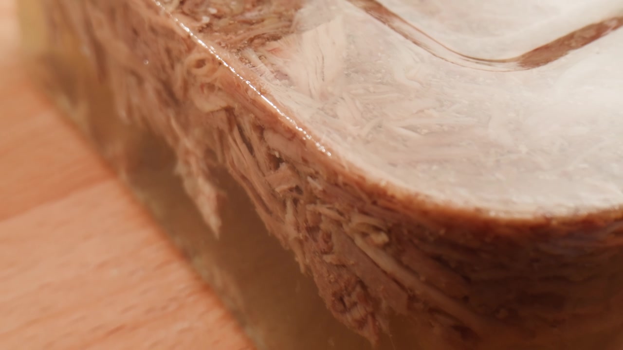 肉冻，斯拉夫食物，传统的俄罗斯猪肉冻肉配辣根、芥末，果冻状牛肉冻，在餐厅吃美味的鸡肉菜肴。厨房特写。视频素材画面2
