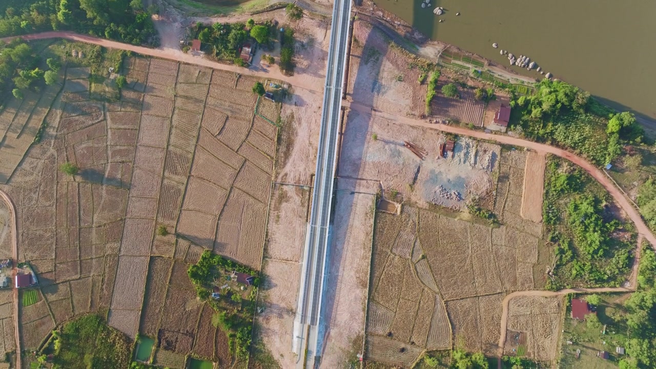 湄公河上的现代基础设施，泰国老挝第五友谊大桥视频素材画面2
