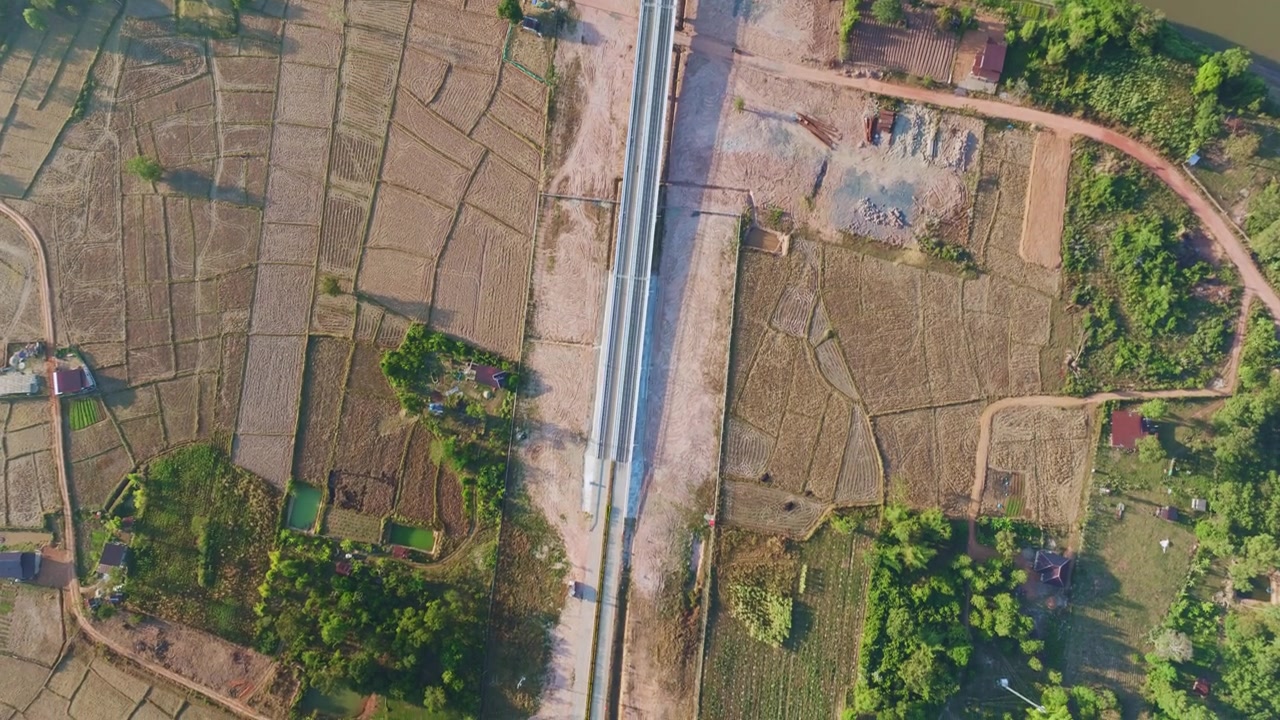 湄公河上的现代基础设施，泰国老挝第五友谊大桥视频素材画面3