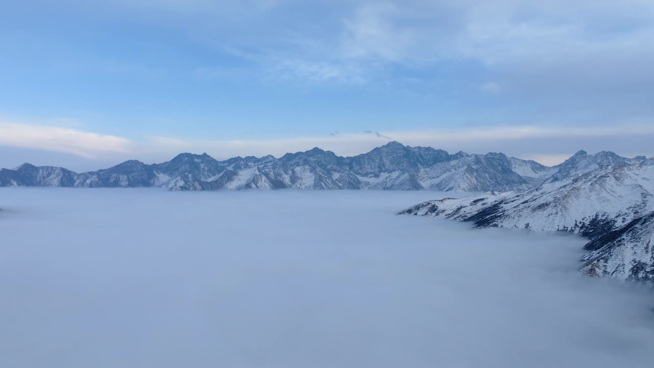 四川西部雄伟的贡嘎山脉，在云海之上冉冉升起视频素材画面1