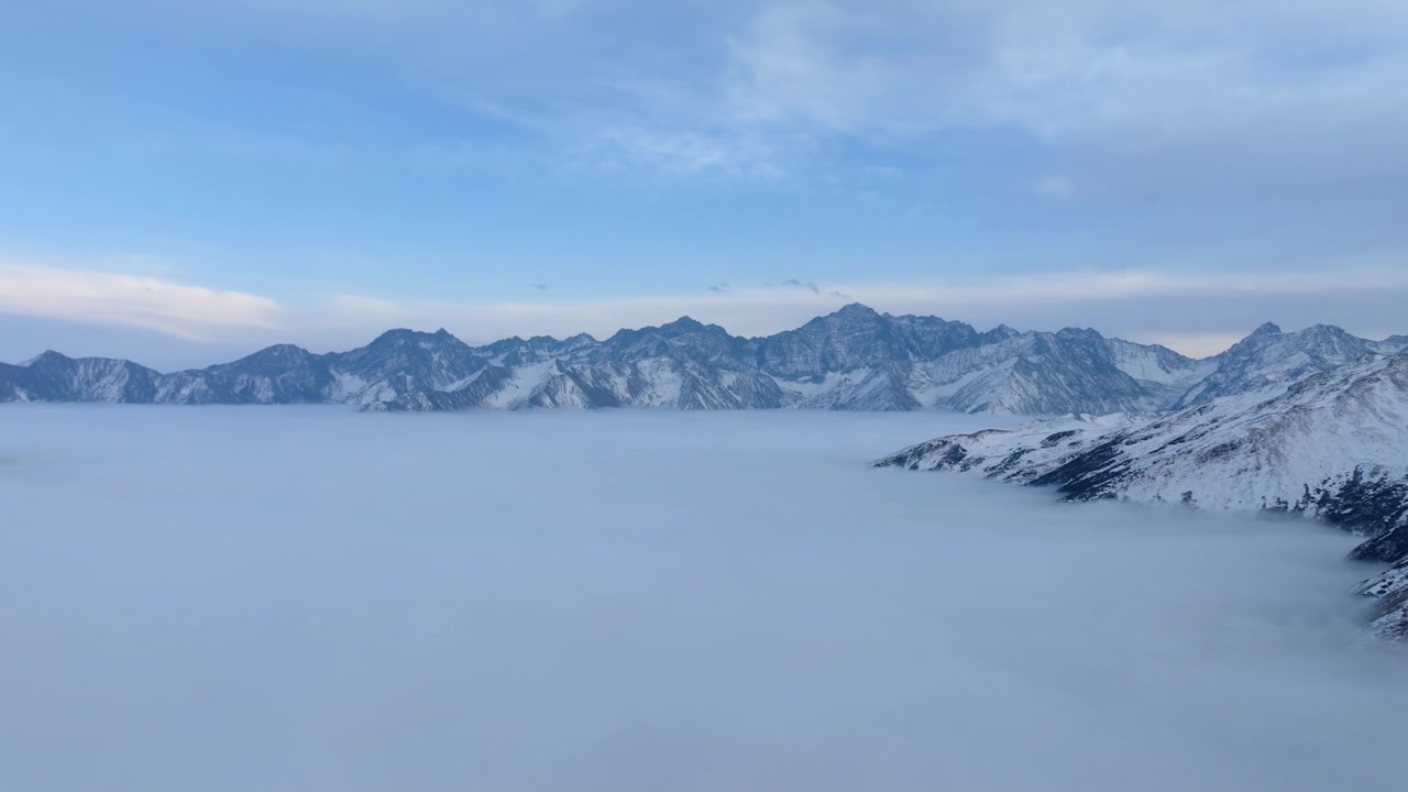 四川西部雄伟的贡嘎山脉，在云海之上冉冉升起视频素材画面2