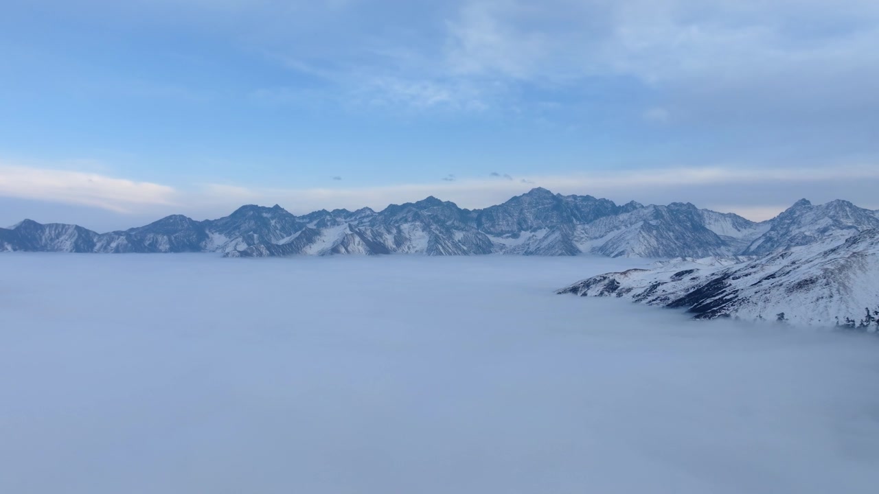 四川西部雄伟的贡嘎山脉，在云海之上冉冉升起视频素材画面3