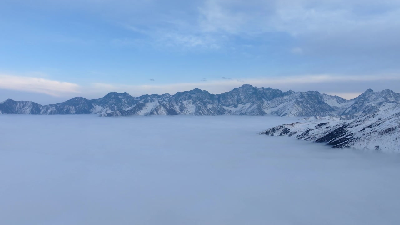 四川西部雄伟的贡嘎山脉，在云海之上冉冉升起视频素材画面4